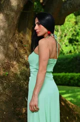 Vestido largo color verde agua, strapless, con frunce central y abertura en el abdomen.