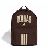 Mochila Adidas color marrón con diseño clásico, bolsillo frontal con cierre, letras grandes de la marca con estampado de camuflaje en tono beige y tres tiras verticales distintivas en la parte inferior.