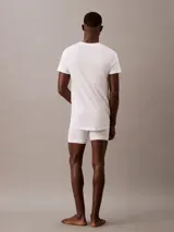 Pack de tres remeras Calvin Klein de algodón blanco. Incluye dos remeras de cuello redondo y una remera de cuello en V, con logo bordado en el dobladillo.