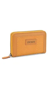 Billetera mediana con textura tipo croco, color mostaza, con cierre perimetral y placa metálica con logo de la marca en el frente.