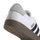 Championes Adidas VL Court 3.0, color blanco con las tres tiras laterales en negro y puntera en gris.