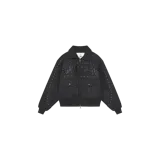 Campera estilo bomber de trabajo de Eme Studios, color negro con efecto lavado, cuello camisero, cierre frontal de cremallera, bolsillos frontales con solapa, detalles de tachas metálicas y la inscripción de la marca en el pecho.