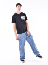 Remera color arena con cuello redondo y estampado pequeño en el pecho.