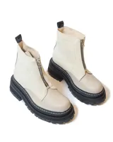 Botas de caña corta color beige, confeccionadas en cuero con textura granulada. Presentan cierre frontal central, suela track negra de goma con costuras blancas visibles y tirador en la parte trasera.