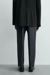 Pantalón regular fit color negro de tejido con viscosa, con cintura elástica ajustable con cordón, bolsillos frontales y traseros.