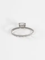Broche para el cabello ovalado de metal plateado con diseño minimalista y cierre de pinza.