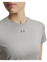 Remera deportiva Under Armour de manga corta, color gris, con cuello redondo y logo de la marca estampado en el centro del pecho. Confeccionada en tejido elástico y transpirable con aberturas laterales en el bajo.