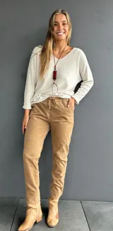 Pantalón tipo jogger de pana color tostado, con cintura elástica y cordón ajustable. Presenta bolsillos laterales y un corte cómodo y versátil.