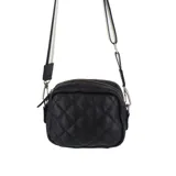 Bandolera negra de cuero sintético con diseño acolchado en forma de rombos. Tiene correa de algodón regulable y reforzada, con detalles plateados.