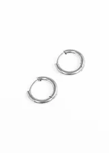 Par de aros tipo argolla de acero quirúrgico hipoalergénico color dorado.