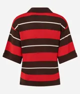 Blusa de punto con cuello polo y escote en V, mangas cortas y estampado de rayas horizontales en rojo, marrón y blanco.