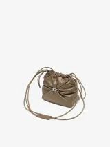 Bolso tipo cubo Diesel Scrunch-D, color gris oscuro, confeccionado en cuero brillante con efecto arrugado. Presenta logo metálico "D" en el frente, cierre con cordones ajustables, correa de hombro extraíble y múltiples bolsillos internos.