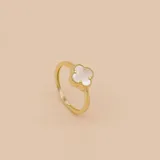 Anillo de oro amarillo 10k con dije de nácar en forma de trébol de cuatro hojas.