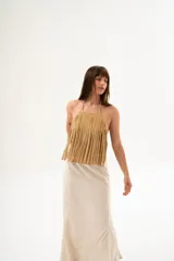 Top color beige con flecos, espalda regulable y abierta.