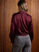 Camisa de seda color marrón chocolate, con cuello clásico, mangas largas y detalle de fruncido central con botones frontales.