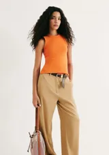 Musculosa rosada de tejido acanalado, con cuello redondo y diseño ajustado al cuerpo.