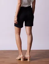 Short blanco de gabardina elastizada, marca Zac & Rachel, con pretina ancha elastizada y bolsillos delanteros.