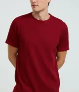Remera de media malla verde militar con cuello redondo y mangas cortas, de corte clásico.
