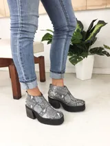 Botinetas grises con estampado de piel de serpiente, punta cuadrada, plataforma y taco de madera.