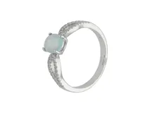 Anillo de plata 925 con piedra ópalo ovalada y circonitas engarzadas en el brazo del anillo.