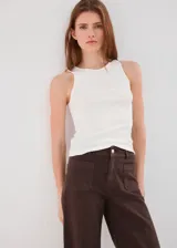 Jeans de corte wide leg y tiro medio color marrón oscuro, con bolsillos delanteros aplicados de estilo cargo y cierre frontal con botón y cremallera.