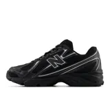 Championes urbanos New Balance modelo 740, color negro con detalles plateados. Presentan una parte superior de malla transpirable con superposiciones sintéticas, logo N lateral en TPU y entresuela con tecnología ABZORB para mayor amortiguación.
