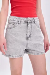 Short de jean gris claro, de tiro alto y corte clásico, con bolsillos delanteros y traseros.
