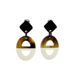 Aros colgantes con forma geométrica, con base superior en forma de rombo negro, y base inferior con forma de medialuna dividida en dos colores: marrón jaspeado y blanco.