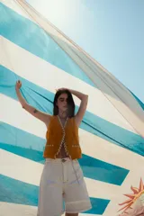 Bermuda de jean color negro, con corte recto y largo hasta la rodilla.