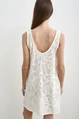 Vestido corto de punto calado color marrón, con diseño sin mangas y escote redondo.