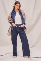 Pantalón de jean azul oscuro, de corte wide leg y tiro medio.