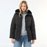 Abrigo acolchado tipo puffer color negro, con capucha, cierre frontal de cremallera, bolsillos delanteros con solapa y cordón ajustable en la cintura.