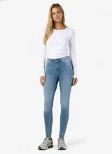 Jean skinny de tiro alto en denim celeste claro, con efecto lavado y talle alto.