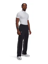 Remera de compresión Under Armour de manga corta, color blanco, con cuello alto y logo de la marca estampado en el cuello. Confeccionada en tejido técnico elástico y transpirable con costuras planas ergonómicas.