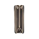 Billetera rectangular de símil gamuza color negro, con cierre perimetral y logo "XL" metálico dorado en el frente. Incluye compartimentos internos para tarjetas y una división central con cierre.