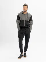 Pantalón de jogging de felpa color gris melange, con corte ajustado, cintura elástica con cordón de ajuste y bolsillos laterales con cierre.