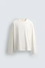 Camiseta de manga larga con corte relajado, confeccionada en algodón con acabado mercerizado y cuello redondo con rib.