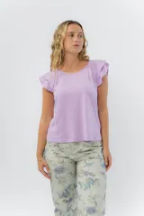 Musculosa rosa de corte clásico con cuello redondo y volados en los hombros.