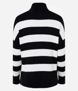 Suéter de punto pesado con cuello alto y mangas largas, presenta un diseño de rayas horizontales en color crema y marrón con textura acanalada.