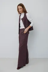 Pantalón de corte ancho y tiro alto, confeccionado en tejido con textura tipo espiga en color azul. Presenta pinzas en la cintura y costuras reforzadas.