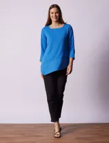 Blusa verde manzana en tejido acanalado, marca Ruby Rd. Largo de mangas ¾ con abertura y botones. Terminación de ruedo asimétrico.