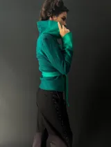 Chaqueta roja de lana merino afieltrada con teñido degradé. Tiene cuello grande y lazos para atar en la cintura.