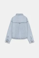Cazadora de denim en color azul oscuro con costuras en contraste, cuello solapa, manga larga y cierre frontal con botones metálicos. Presenta dos bolsillos de plastrón en el delantero.