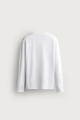 Camiseta slim fit de manga larga y cuello redondo, confeccionada en tejido de algodón elastizado de color marrón oscuro.