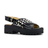 Sandalias con plataforma baja, color beige, con capellada de material símil charol y tachas decorativas.