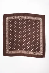 Pañuelo tipo bandana de color marrón con estampado paisley en los bordes y lunares blancos en el centro.