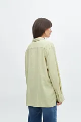 Camisa color coral de manga larga con bolsillo en el pecho.