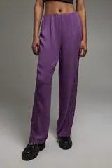 Pantalón de crepe fino color violeta, corte recto, con elástico en la cintura y detalle de encaje en los laterales.