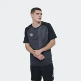 Remera deportiva Umbro modelo Bosse, de manga corta y cuello redondo, color negro con diseño frontal de rayas verticales en tonos grises y negros, y logo de la marca estampado en blanco.