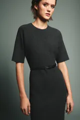 Vestido midi de punto en color gris oscuro, con cuello redondo, manga corta y detalle de abertura con botón en la espalda. Incluye un cinturón fino ajustable en la cintura.